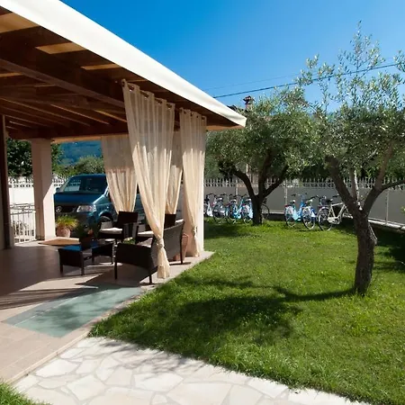 Alle Tre Rose Bed & Breakfast 4*